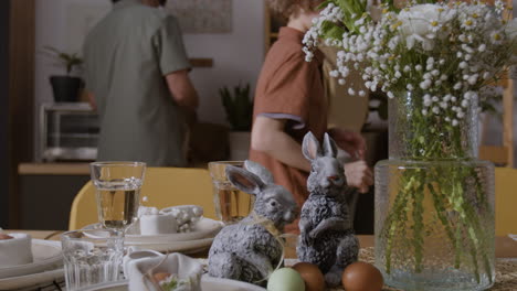 preparación de la mesa de pascua con la familia