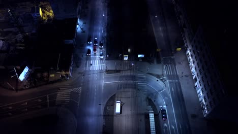 Carretera-De-Vista-Aérea-Con-Coches-En-La-Noche