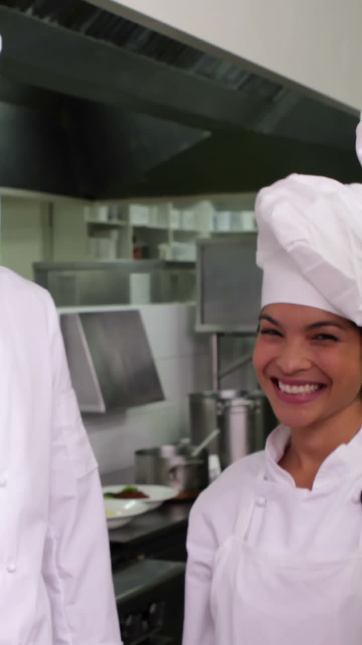 equipo de chefs poniendo las manos juntas y animando