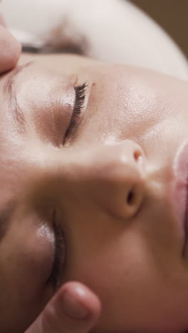 mujer recibiendo un masaje facial