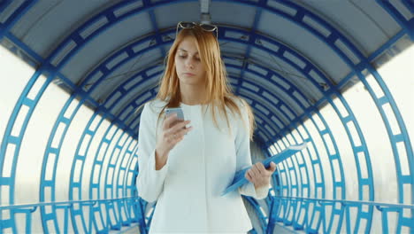 mujer de negocios con traje hablando sobre la transición moderna sosteniendo una carpeta con documentos y teléfono