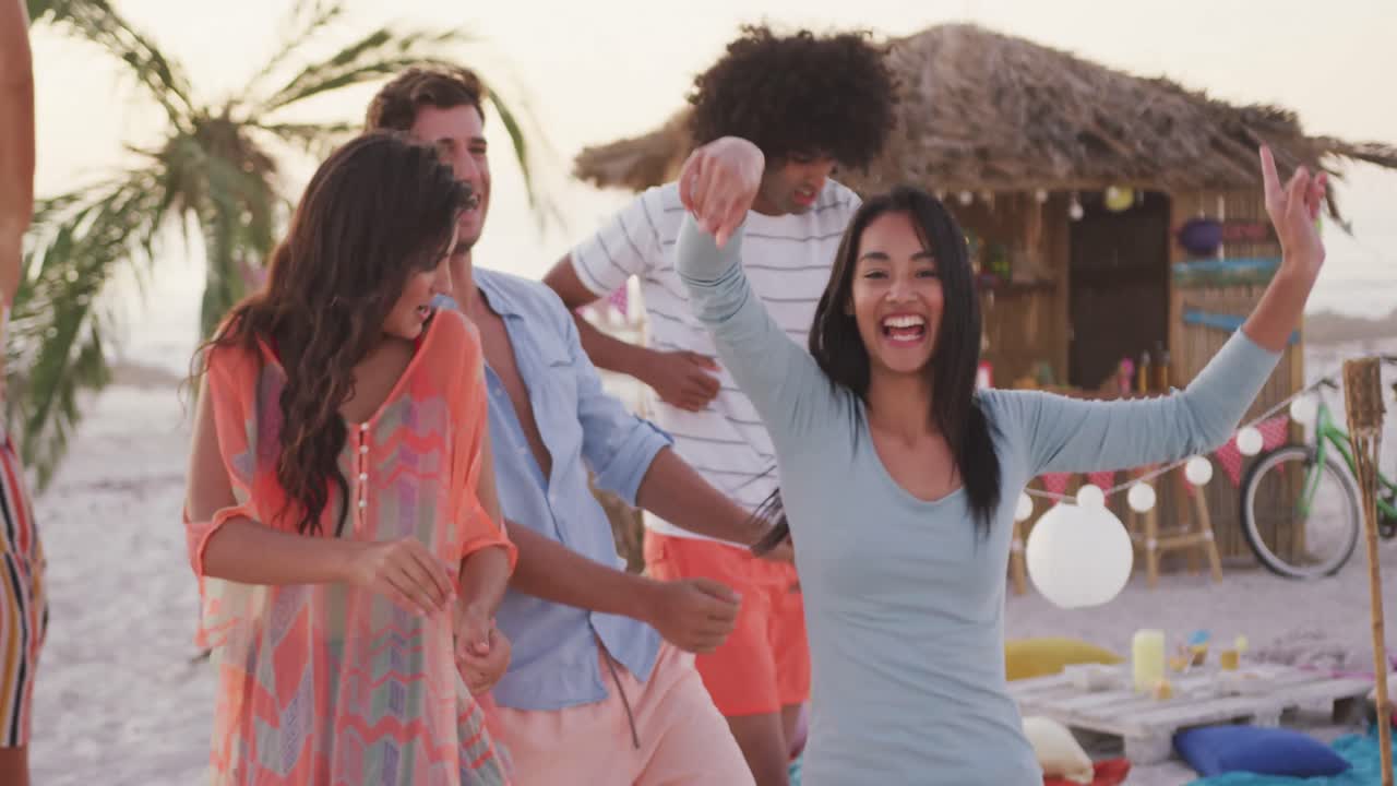 amigos disfrutando de una fiesta en la playa