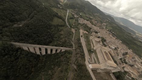dron fpv de alta velocidad sobre la fortaleza de albornoz y a través de los arcos ponte delle torri