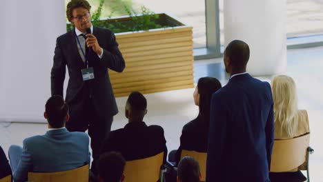 hombre de negocios levantando la mano en un seminario de negocios 4k