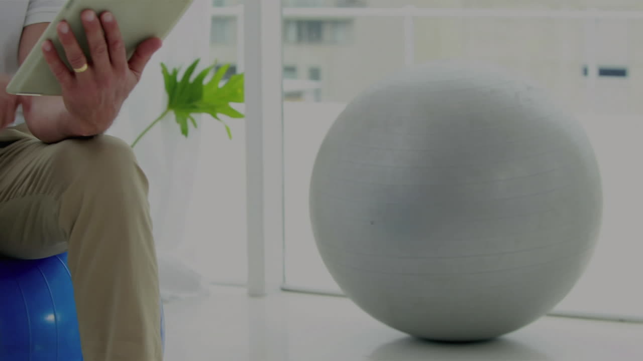 디지털 태블릿을 사용하고 미소 짓는 백인 노인에 대한 금융 데이터 처리의 애니메이션