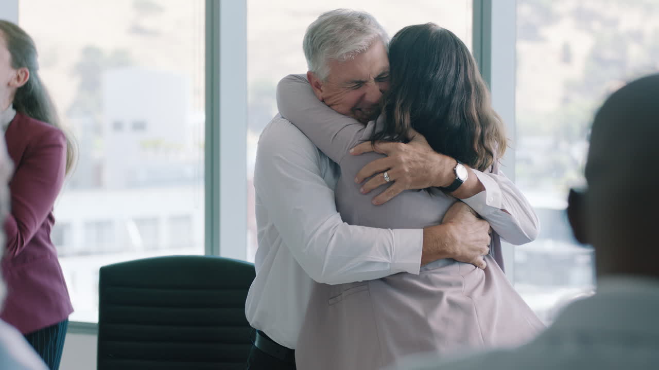gente de negocios feliz celebrando en la sala de juntas exitosa victoria corporativa entusiasmados colegas aplauso en la reunión de la oficina disfrutando del éxito ganador 4k