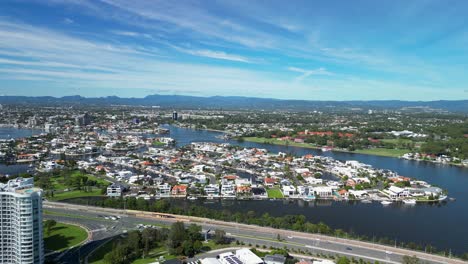 Luftaufnahme-Der-Zersiedelung-Der-Gold-Coast-Entlang-Des-Nerang-River-Und-Des-Gold-Coast-Highway