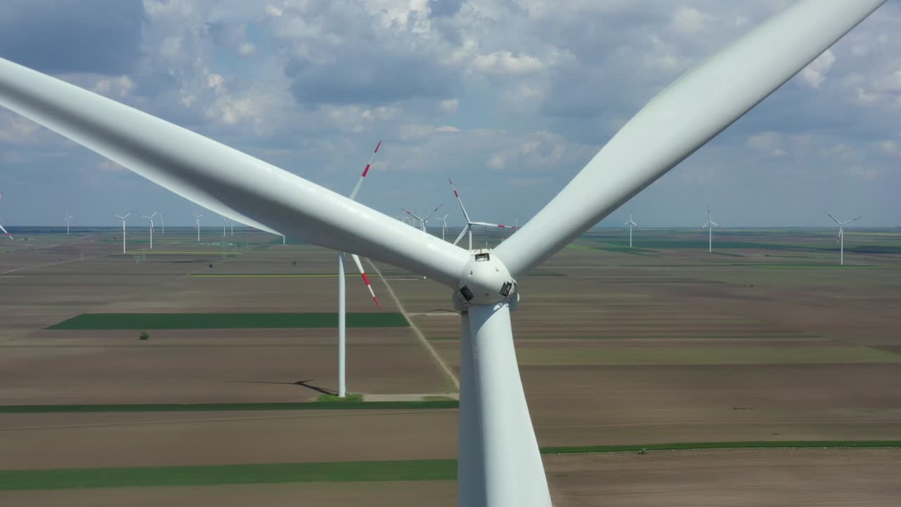 여러 풍력 공장, 풍력 발전기, 터빈, 운동 에너지를 변환하여 재생 가능한 깨한 에너지를 생산하는 항공 사진