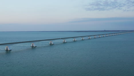 Antenne:-Die-Berühmte-Zeelandbridge-Während-Des-Sonnenuntergangs