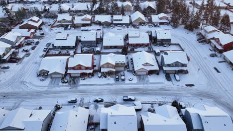 antena de un barrio americano cubierto de nieve