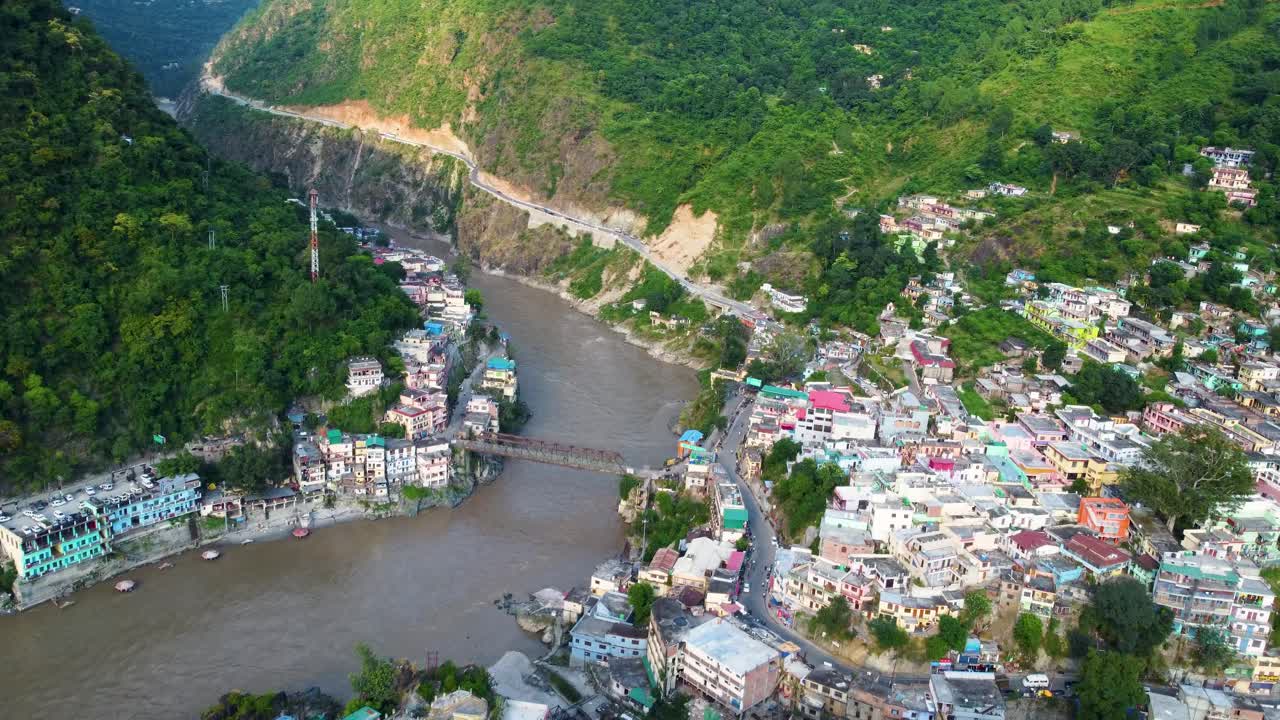 만다키니 강 유역의 히말라야 산맥 가장자리에 위치한 마을