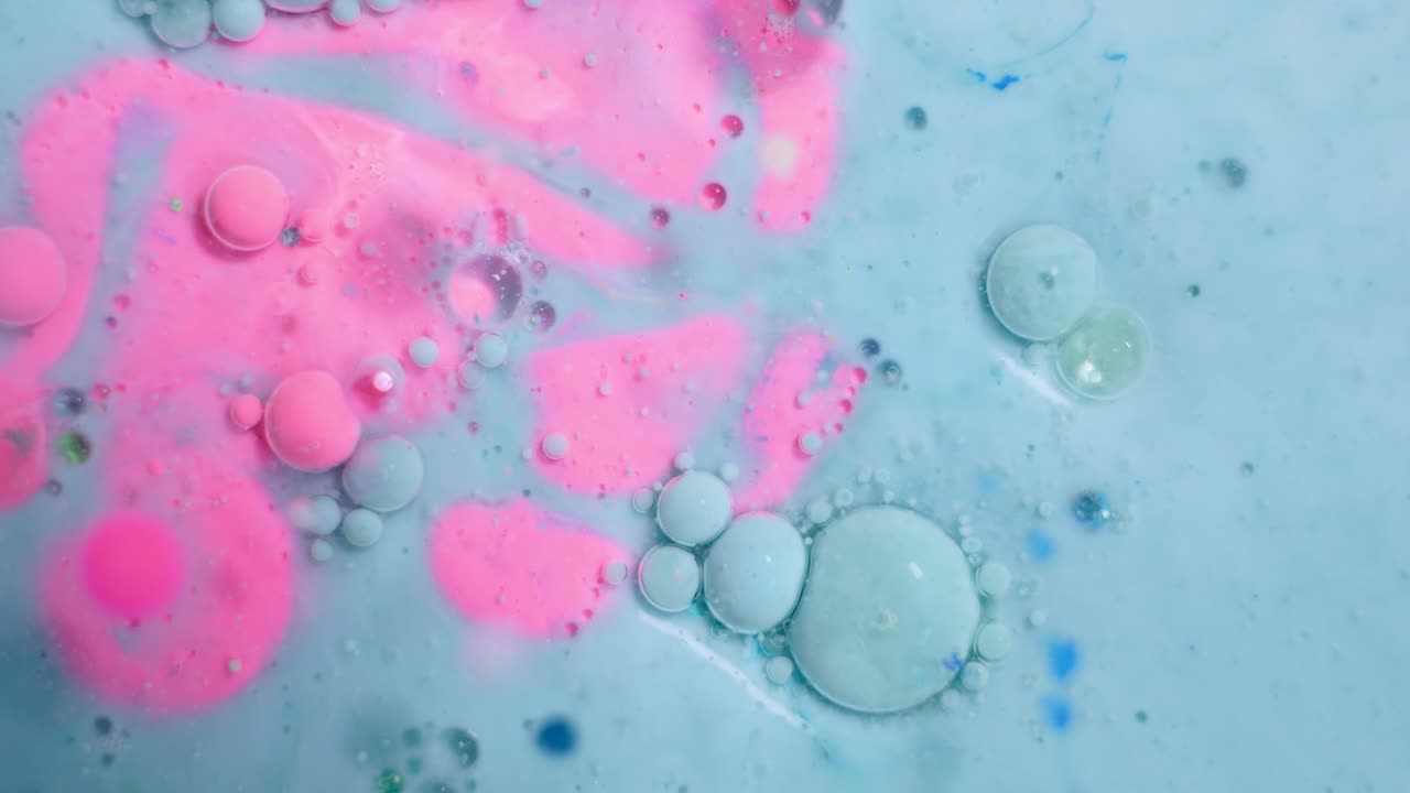 분홍색과 파란색 거품을 가진 추상적인 액체 예술