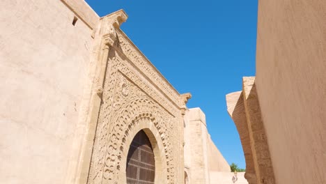 puerta ornamentada en la kasbah de los udayas, rabat, en medio de un entorno histórico callejón