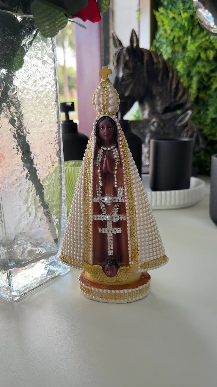 Statua della Madonna di Aparecida su un tavolo bianco