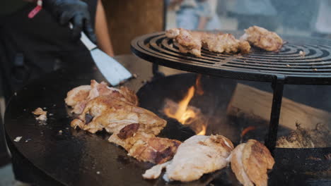 comida a la parrilla en la calle
