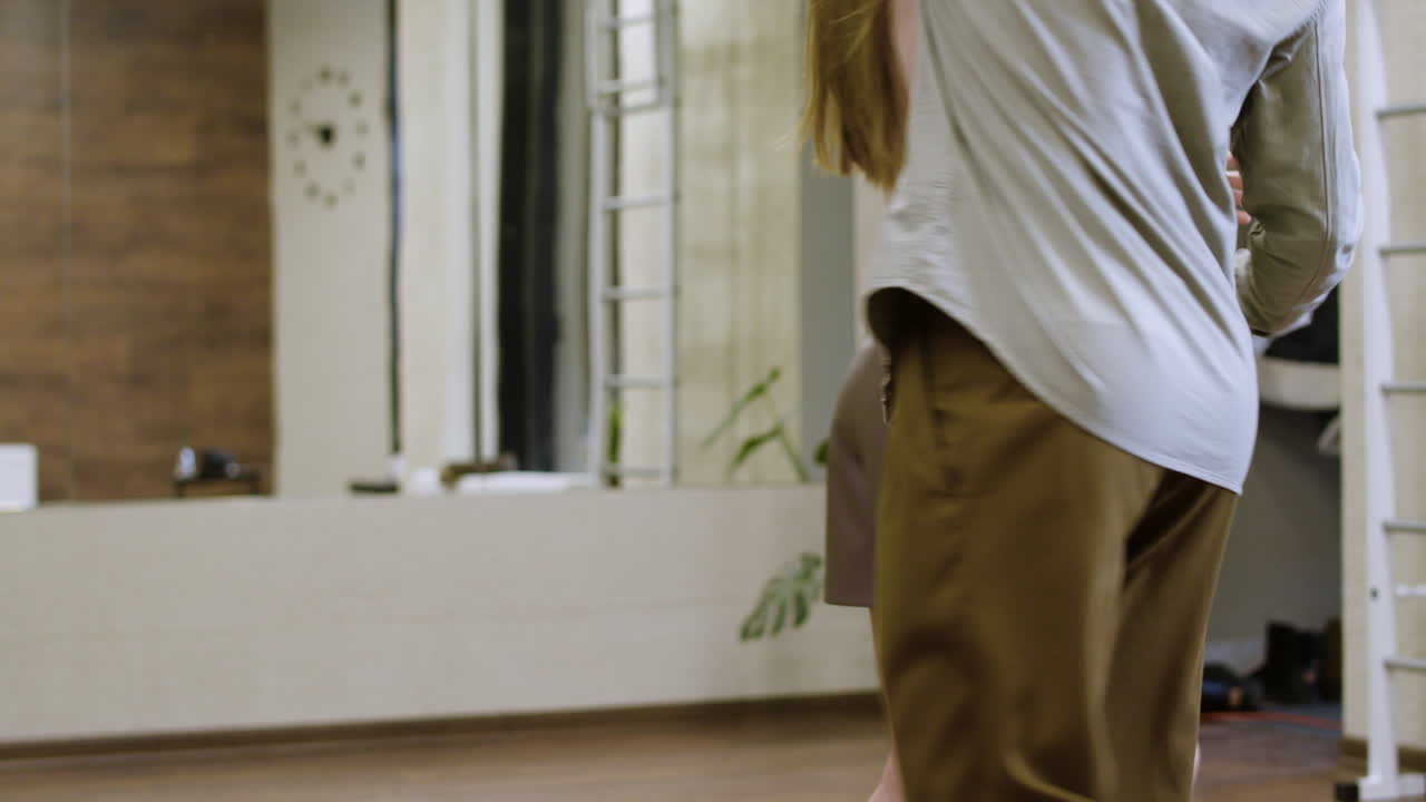 스윙 레슨을 받고 있는 학생들