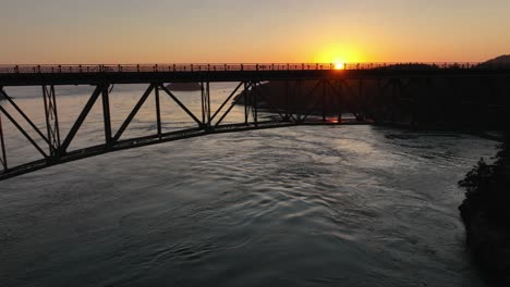 Drohnenaufnahme-Einer-Silhouettierten-Deception-Pass-Brücke,-über-Die-Keine-Autos-Fahren