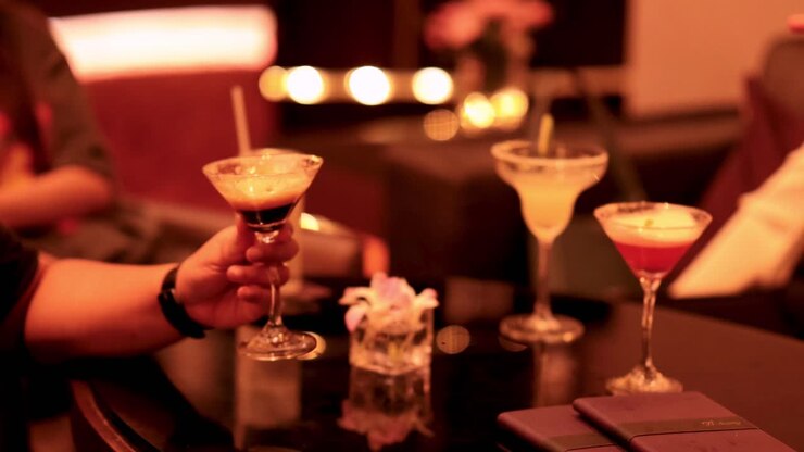 amici che si godono dei cocktail in un confortevole salotto