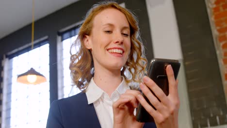 Weibliche-Führungskraft-Lächelt,-Während-Sie-Ihr-Mobiltelefon-In-4K-Benutzt