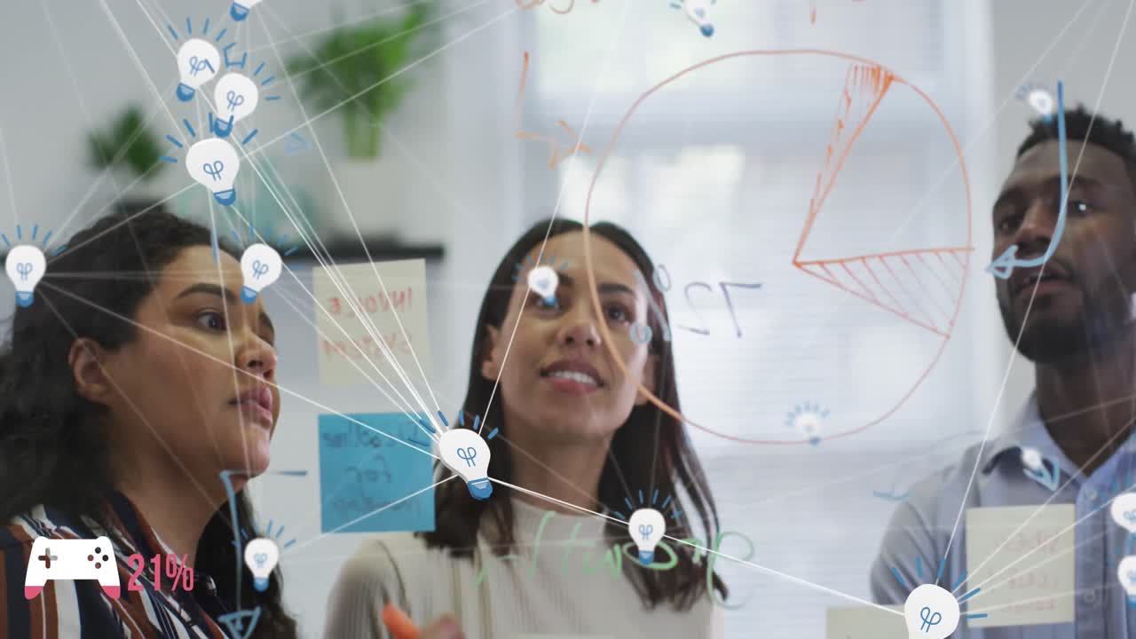 animación de bombillas conectadas sobre diversos colegas discutiendo sobre la pared de vidrio en la oficina