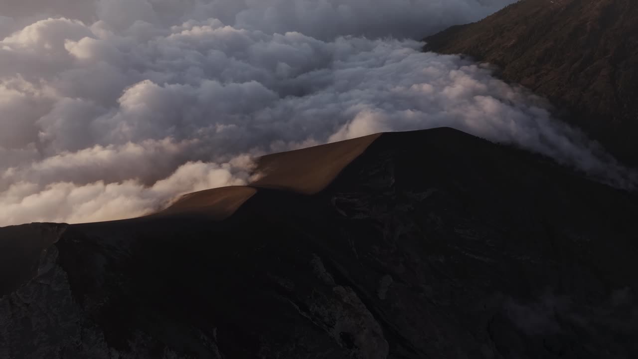 Letecký pohled na sopku Volcán de Fuego v činnosti s nepřetržitou emisí kouře z aktivního kráteru.