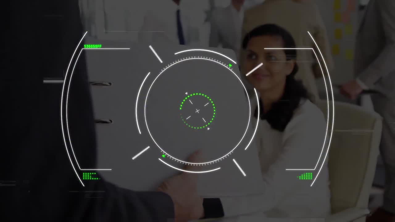 animación de escaneo de alcance y procesamiento de datos sobre mujer de negocios