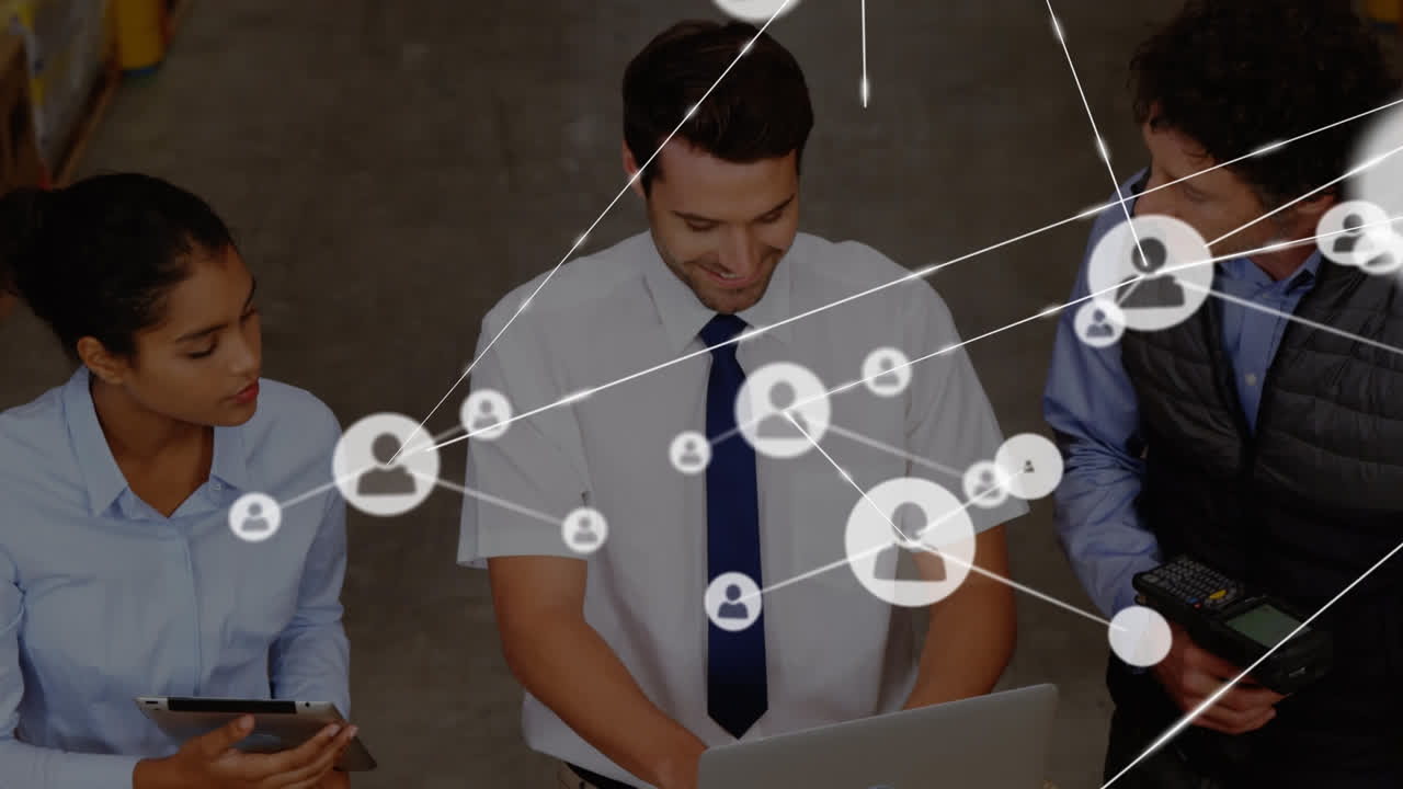 창고에서 일하는 다양한 사업가들에 대한 아이콘과 연결 네트워크의 애니메이션