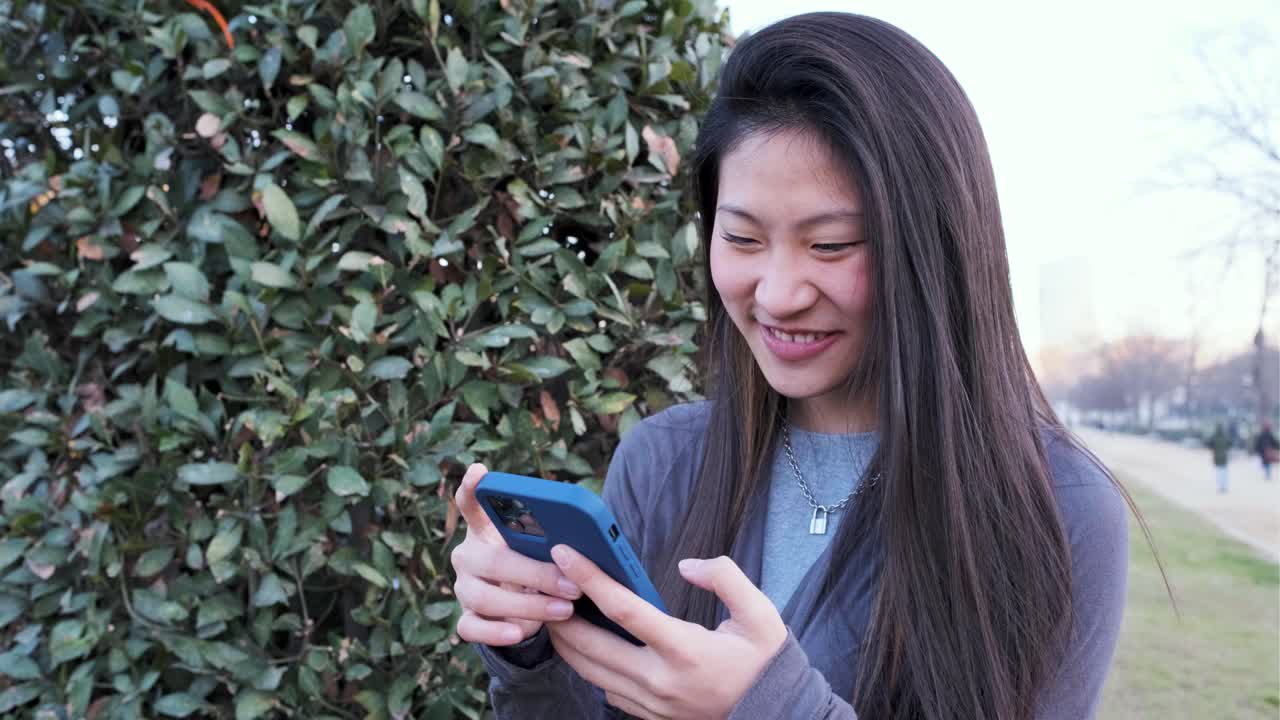 야외에서 전화를 사용하는 여성