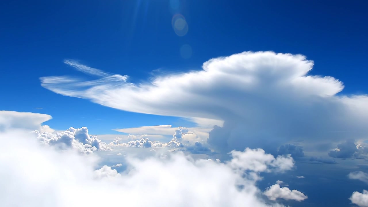 Spettacolare vista aerea di imponenti formazioni nuvolose a incudine bianche
