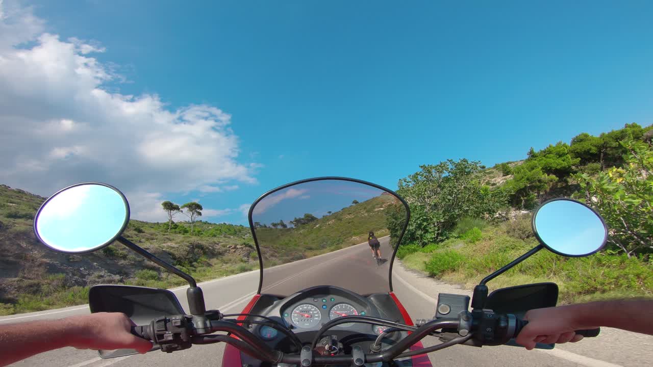 montando una motocicleta en la montaña penteli en grecia