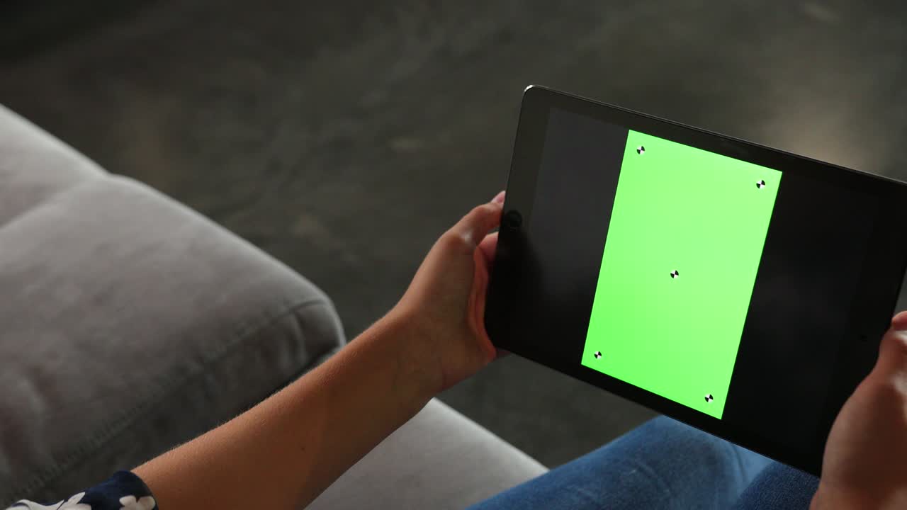 mujer ocupada navegando en la tableta. hablando entre sí a través de chat en línea. video