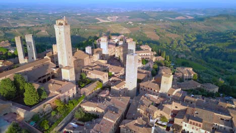 mercado gran vista aérea de arriba vuelo amurallado medieval ciudad torre de colina toscana italia san gimignano