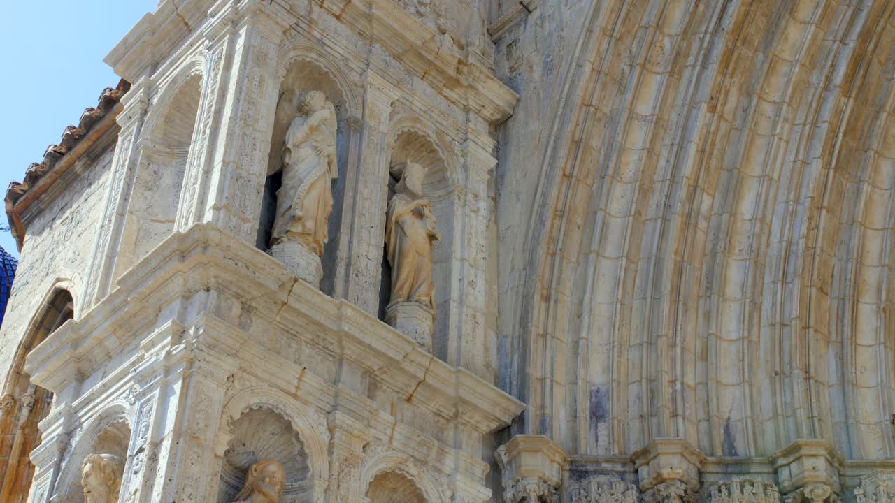 la basílica de santa maría la mayor fachada principal con estatuas talladas y entrada arqueada en morella, castellon españa