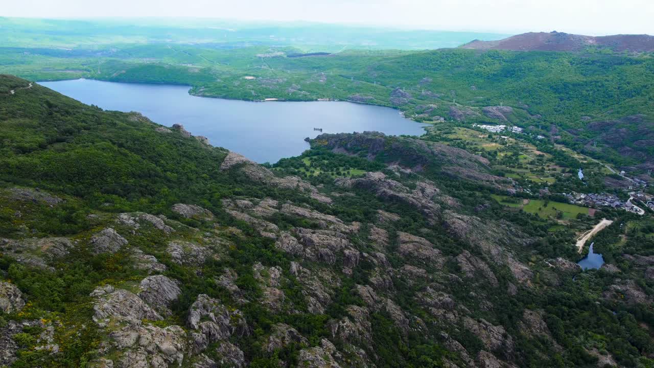 사나브리아 호수 근처 에 있는 스페인 시골 에 있는 리바델라고 마을, 바위 위 에 있는 포니테일 아래 에 있는 공중 도리