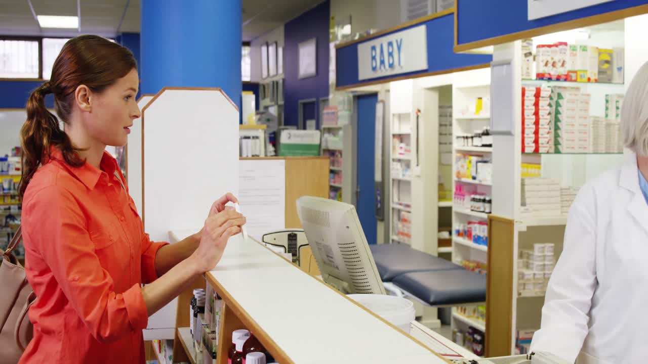 의약품 상자 를 고객 에게 전달 하는 데 도움 을 주는 약사