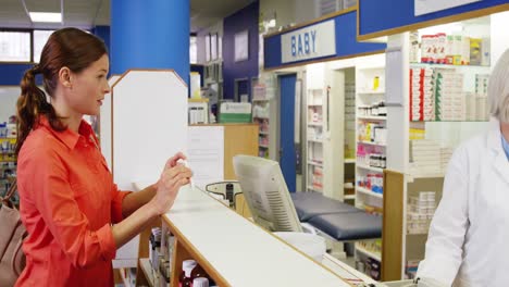 farmacéutico ayudando a la caja de medicamentos al cliente