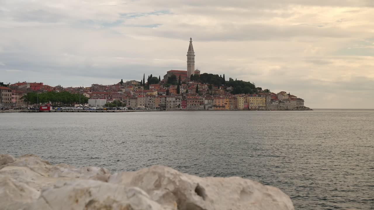 la pintoresca ciudad de rovinj vista desde el otro lado del agua