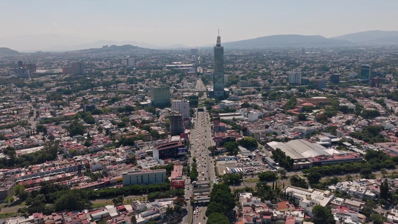 DRONE: VISTA AÉREA DE EDIFÍCIOS DE GUADALAJARA EM JALISCO AO MEIO-DIA