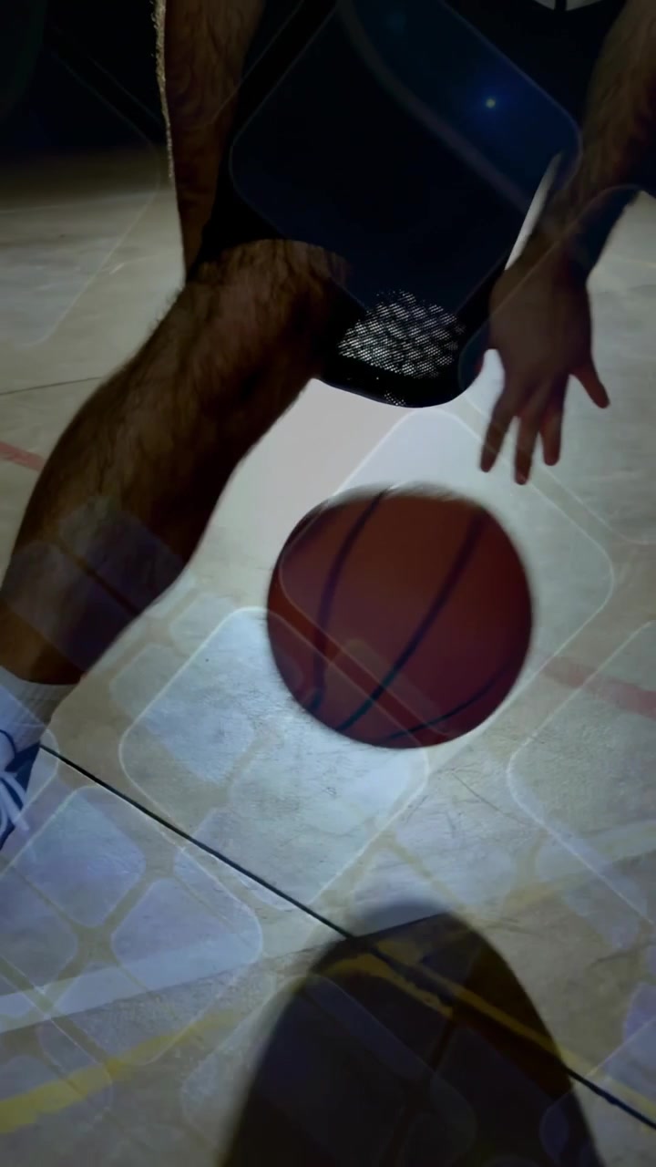 Video vertical: Jugador soltando el balón, regateando en una cancha deportiva, entrenando habilidades con superposiciones.