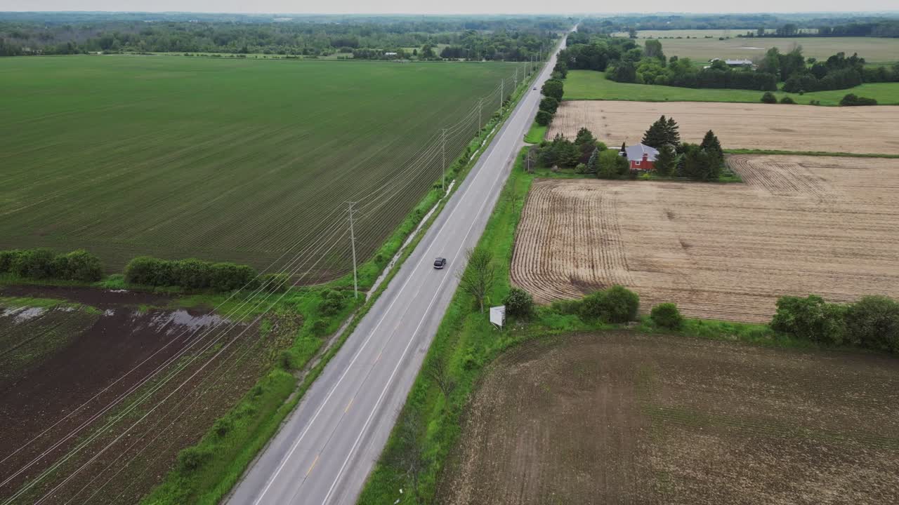 vista aérea de una carretera de campo entre campos rurales