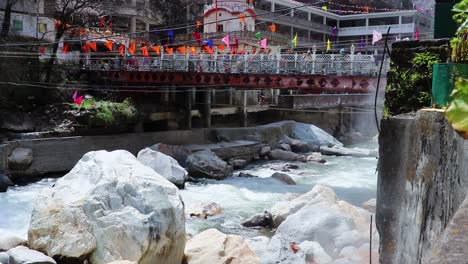 Wasserstrom-Fließt-Tagsüber-Mit-Heißem-Quelldampf-Durch-Felsen.-Das-Video-Wurde-Am-22.-März-2023-In-Manikaran-Manali-Himachal-Pradesh,-Indien,-Aufgenommen