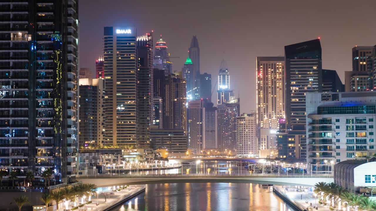 Time lapse del Dubai Marina illuminato di notte