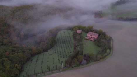 Idyllisches-Bauernhaus-Im-Mediterranen-Stil-Im-Ländlichen-Italien-Mit-Morgennebel,-Antenne