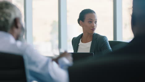 Hermosa-Mujer-De-Negocios-De-Raza-Mixta-Tomando-Notas-En-Una-Reunión-De-La-Sala-De-Juntas-Intercambiando-Ideas-Y-Planificando-Estrategias-En-La-Oficina-4k