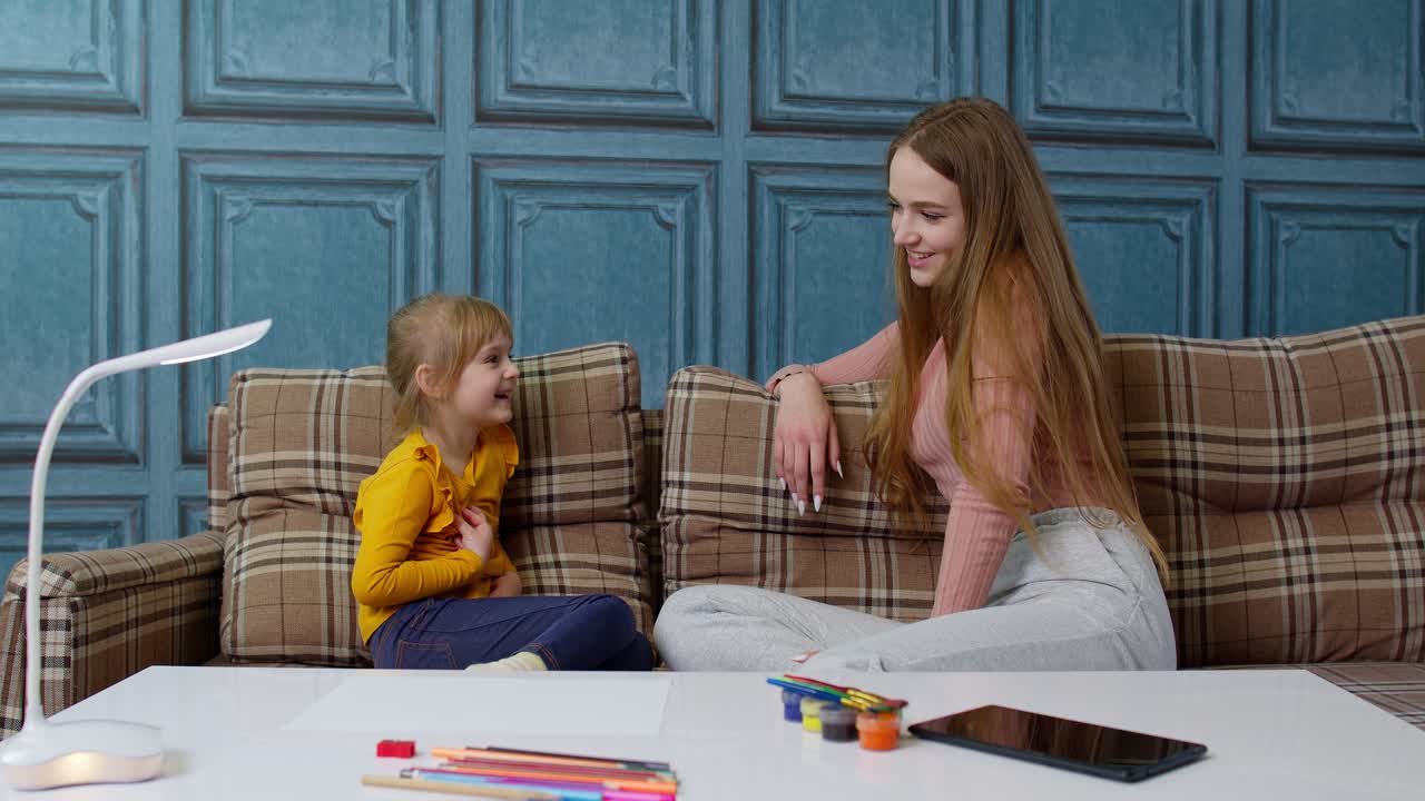 Førskolebarn lærer uttale med logopedlærer eller mor hjemme