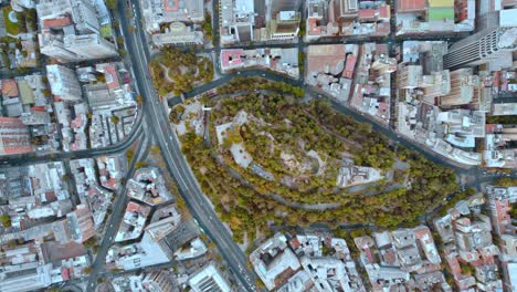 drone aéreo de arriba hacia abajo colina de santa lucía calles de santiago de chile, punto de referencia famoso, edificios en cámara lenta, capital sudamericana paisaje urbano