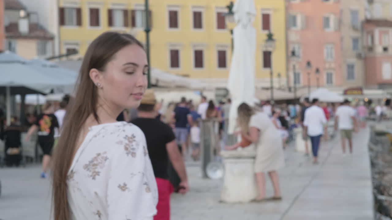 유럽 거리에서  모자를 입은 젊은 여성