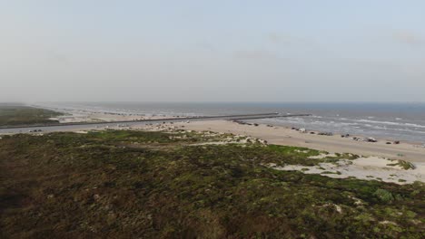 Volando-Directo-Hacia-La-Playa-Y-El-Embarcadero