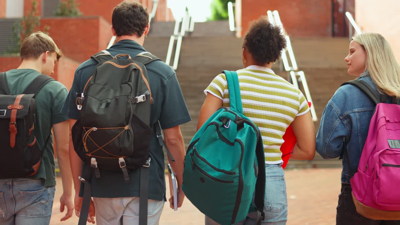 grupo de estudiantes caminando por el campus