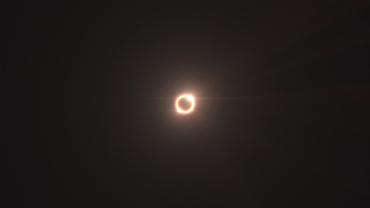 alineación total del eclipse solar, anillo de fuego visto desde la tierra